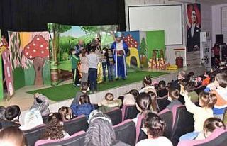 Minikler tiyatro ile eğlendi