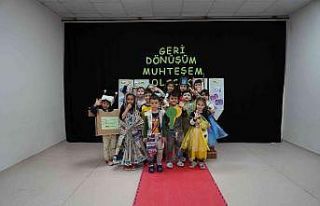 Miniklerden geri dönüşüm defilesi