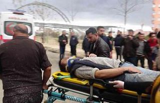 Motosiklet park halindeki çekiciye çarptı: 2 yaralı