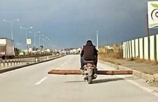 Motosikletiyle taşıdığını görenler gözlerine...