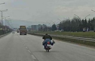 Motosikletle tehlikeli yolculuk kamerada