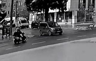 Motosikletli, aniden yola çıkan otomobile çarptı:...
