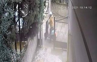 Motosikletli demir kapı hırsızı yakayı ele verdi