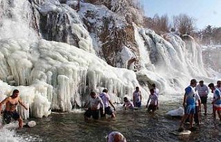 Muradiye Şelalesi’nde yüzme keyfi