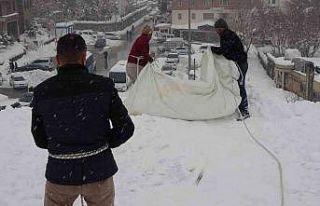 Muş’ta işçilerin çatılarda tehlikeli kar temizliği...