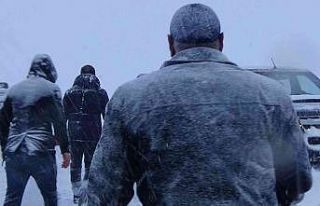 Muş’ta karda mahsur kalan 50 araçtaki 100 kişi...