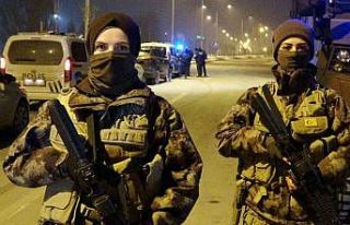 Muş’ta polis ekipleri yeni yıla dondurucu soğukta...