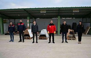 Mustafakemalpaşa’da atıklar sokak hayvanlarına...