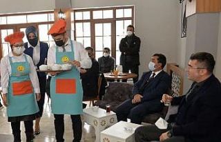 ’Mutlu Kafe’nin ilk misafiri Vali Memiş oldu