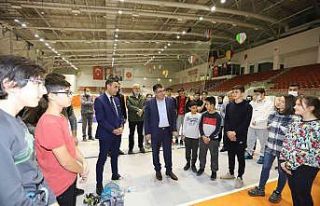 NEVÜ Rektörü Başarılı Öğrencilere Ödül verdi