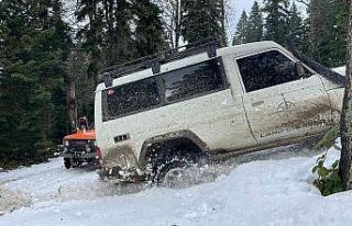 Off-road tutkunları 1 metre karda safari yaptı