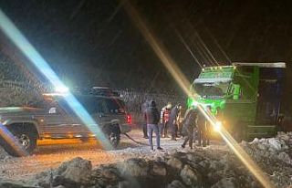 Off Roadcular yolda kalan tırı böyle kurtardı