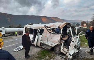 Öğrenci servisi tırla çarpıştı: 18 yaralı