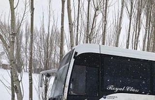 Öğrenci servisi yoldan çıktı 2 öğrenci hafif...