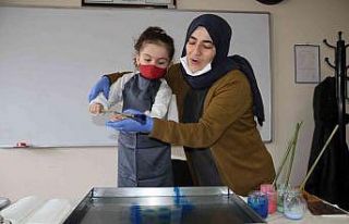 Öğrenciler ebru sanatı ile buluşuyor