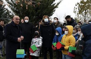 Öğrenciler, elleriyle yaptığı kuş yuvalarını...