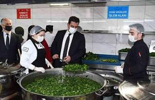 Öğrenciler günde 2 bin 200 kişiye yemek üretiyor