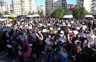 Öğrenciler hep bir ağızdan ’Bilmem mi’ şarkısını...