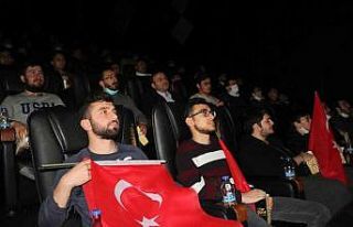 Öğrenciler Türk bayraklarıyla sinemada "Kesişme:...