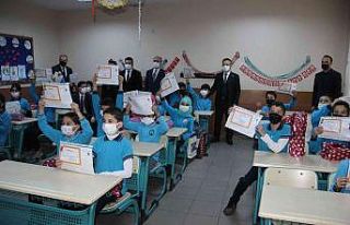 Öğrencilere karnelerini veren Vali Aksoy; Tatilinizi...
