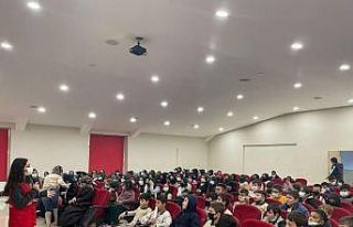 Öğrencilere Kızılay anlatılıyor