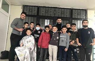 Öğrencileri sosyal bilgiler öğretmeni tıraş...