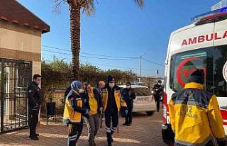 Öğrencilerine karne vermeye hazırlanan öğretmen...