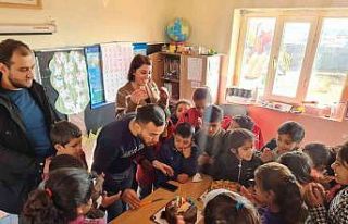 Okul okul gezerek hiç doğum günü kutlamayan çocukları...