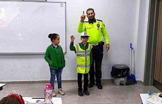 Okullarda öğrencilere trafik eğitimi