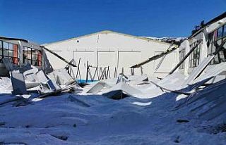 Okulun spor salonu çöktü