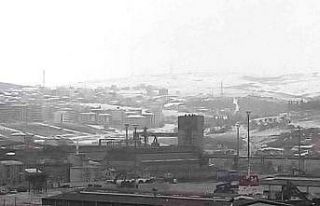 Onbeş dakikalık kar yağışı Bandırma’yı beyaza...