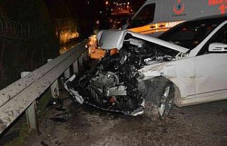 Önce önündeki araca, sonra bariyerlere çarptı:...