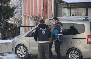 Önce yere vurdu sonra boğarak öldürdü