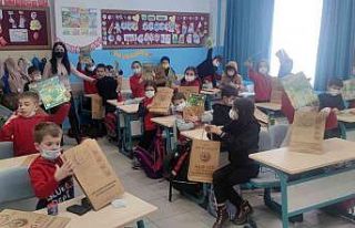 Ormancılardan öğrencilere karne hediyesi ‘Fidan’