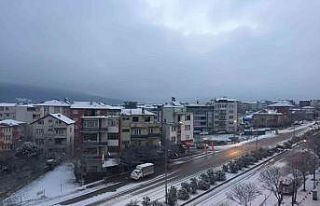 Osmaneli pazar gününe karla uyandı