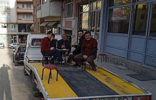 Oto kurtarıcı üzerinde çay molası