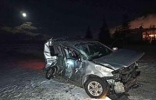 Otobüs ile çarpışan otomobildeki öğretmen ağır...