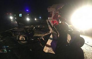 Otobüs ile kamyonet çarpıştı: 2 ölü, 19 yaralı