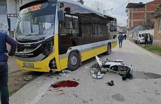Otobüsle çarpışan motosiklet sürücüsü kurtarılamadı
