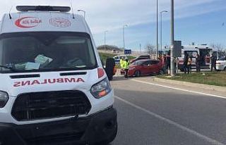 Otomobil ambulansla çarpıştı: 1 yaralı