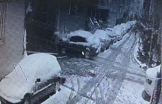 Otomobil duvarı yıkıp binaya çarptı