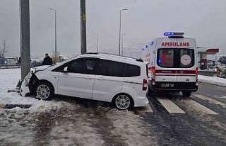 Otomobil elektrik direğine çarptı: 2 yaralı