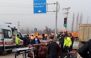 Otomobil hafriyat kamyonu ile çarpıştı: 1 ölü,...
