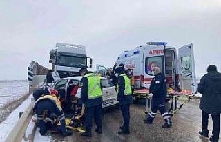 Otomobil ile kamyon çarpıştı, 4 kişi yaralandı