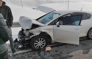 Otomobil ile minibüs çarpıştı: 2 yaralı