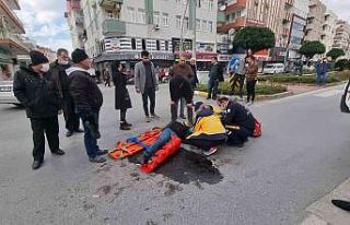 Otomobil ile motosiklet kavşakta çarpıştı: 1...