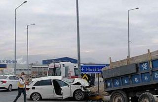 Otomobil ile traktör çarpıştı: 2 yaralı