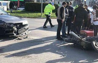 Otomobil motosiklete çarptı: 2 yaralı