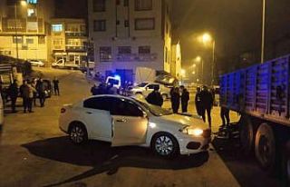 Otomobil park halindeki tıra çarptı: 2 yaralı