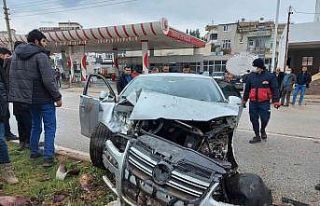 Otomobil refüjdeki ağaca çarptı: 1 yaralı